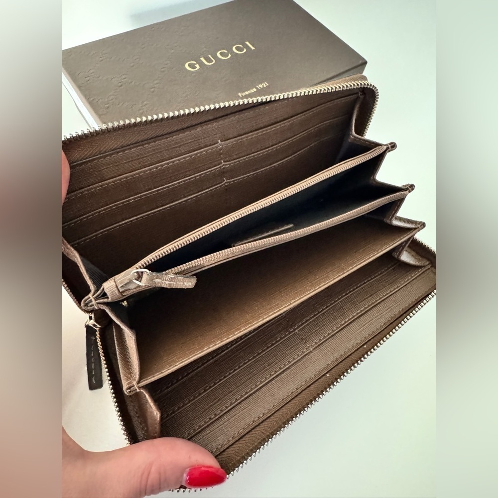 Authentic GUCCI GG Supreme Wallet - Picture 7 of 12